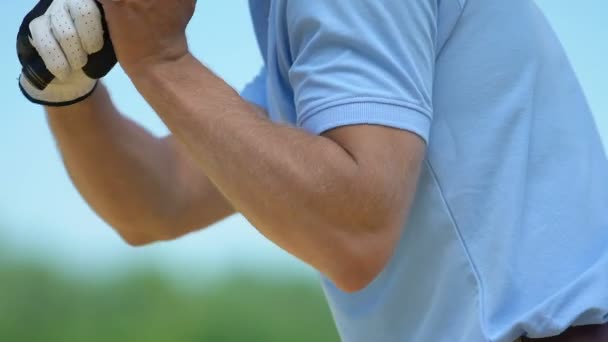 Golfista homem fazendo tiro e sentir dor súbita no ombro, tensão muscular — Vídeo de Stock