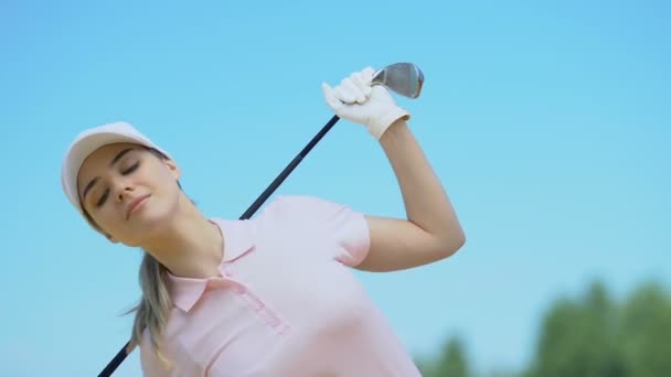 Kobieta golfista zginanie stron z klubem na ramionach rozgrzewania mięśnie pleców — Wideo stockowe