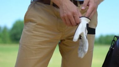 Man golf oyuncusu yandan özel deri eldiven, profesyonel ekipman giyen