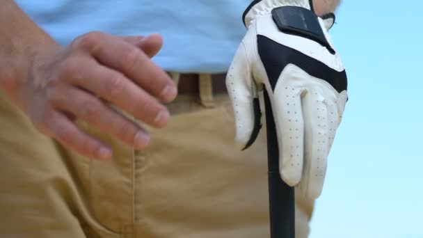 Ο άνθρωπος που παίζει γκολφ, σφιχτά κρατώντας κλαμπ προετοιμασία για shot, αναψυχή δραστηριότητα — Αρχείο Βίντεο
