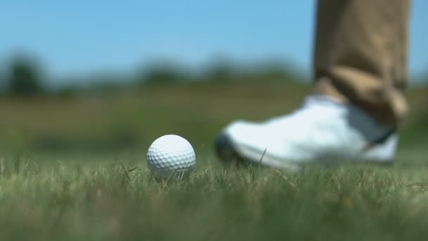 Człowiek golfista uderzając piłkę z Żelaznym klubem na niewielkiej odległości, aby uniknąć zagrożenia zbliżenie — Wideo stockowe