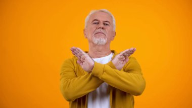 Memnun olmayan yaşlı adam el ele, kötü hizmeti reddeden, işaret jestini durdur