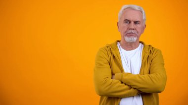 Sorunlu, onaylamama ve reddetme yi düşündüren katlanmış kollarla emekliyi rahatsız etmemek