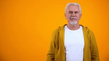 Kendine güvenen adam sarı arka planda kamera bakıyor, istatistik şablonu