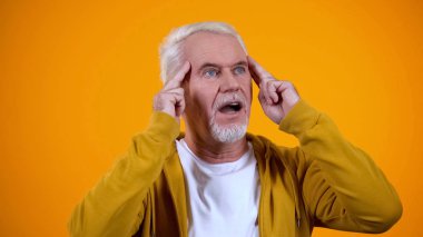 Hoşnut yaşlı sihirbaz tapınma dokunmadan, telepatik zihin yeteneklerini geliştirme