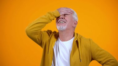 Üzgün yaşlı adam yüz-palmiye jest, başarısızlık işareti, yaşlı kaybeden gösteren