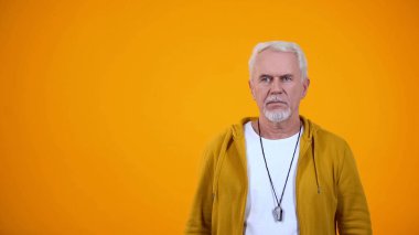 Düdüklü spor antrenörü dikkatle maç izlerken, takım kötü sonuçlar gösteren