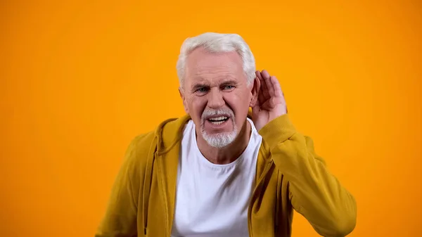 Senior Man Probeert Horen Van Gesprekspartner Gezondheidsproblemen Van Ouderen Doofheid — Stockfoto