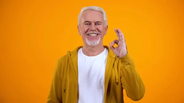 Mutlu Üst Düzey Erkek Jest Gösteren Kamera Yüksek Emeklilik Kredi — Stok fotoğraf