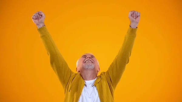 Šťastný Muž Důchodu Který Roztáhl Nahoru Oslavuje Úspěch Oranžovém Pozadí — Stock fotografie