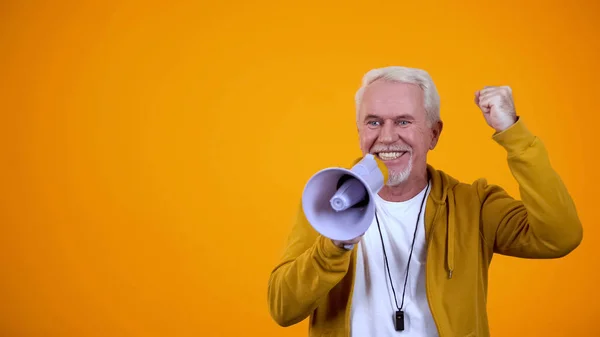 Idosos Treinador Esporte Masculino Gritando Megafone Sinceramente Apoiando Equipe — Fotografia de Stock