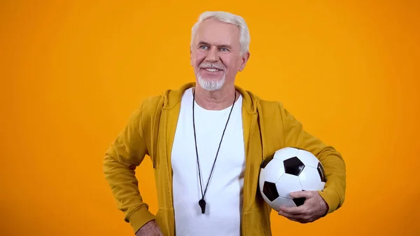 Treinador Envelhecido Orgulhoso Profissional Com Futebol Posando Câmera Carreira Esportiva — Fotografia de Stock