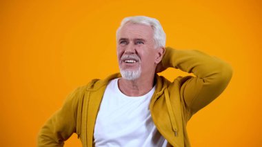 Kafası karışmış kıdemli adam, fikir kavramının cevap eksikliği hakkında düşünme