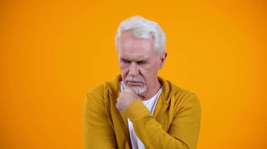 Hayat zorluklarını düşünen, sorunları çözen, düşüncelere bilgili üst düzey bir adam