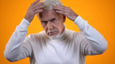 Kıdemli erkek baş dokunmadan, saç dökülmesi, trikooloji ve sağlık ile üzgün