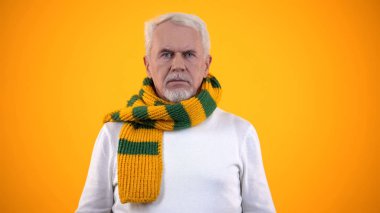 Turuncu arka plan, bronşit belirti karşı ayakta atkı hasta yaşlı adam