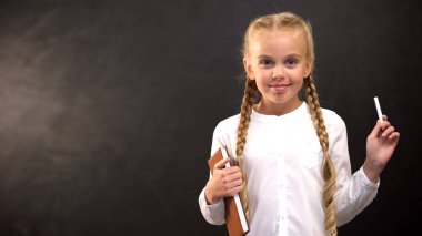 Tebeşir ve kitap kamera, özel okul reklam gülümseyen sevimli kız