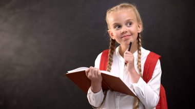 Kompozisyon, ilham ve yaratıcılık için fikir hakkında düşünme Düşünceli kız