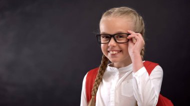 Kameraya bakan gözlükneşeli kız öğrenci, ekstra ders reklam