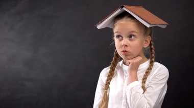 Okul görevi hakkında kafa düşünme kitap ile Dreamy ilköğretim öğrencisi