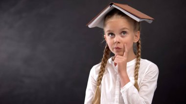 Tahta arka plan, eğlenceli karşı ayakta baş kitap ile Düşünceli öğrenci