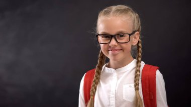 Gözlüklü mutlu ilkokul öğrencisi kamera, görme düzeltme arıyor