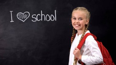 Ben tahta, sevimli kız yanında duran yazılı okul seviyorum, ilköğretim