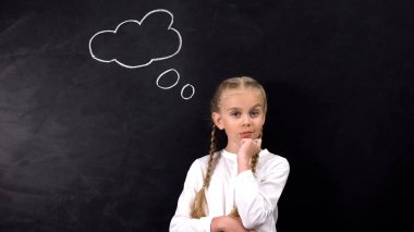 Hileli öğrenci şaka, fikir işareti tahtaya boyalı, şaka düşünme