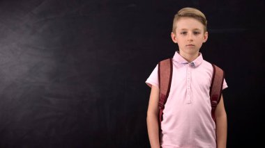 Mutsuz yorgun öğrenci tebeşir tahtası nın yanında duruyor, okulda aşırı yük tenli
