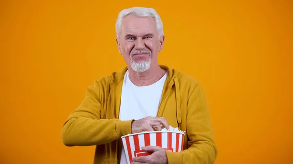 Oude Man Ontevreden Met Oninteressante Film Het Houden Van Popcorn — Stockfoto