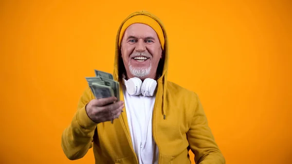 Homem Velho Feliz Fones Ouvido Roupas Elegantes Segurando Dólares Divertindo — Fotografia de Stock
