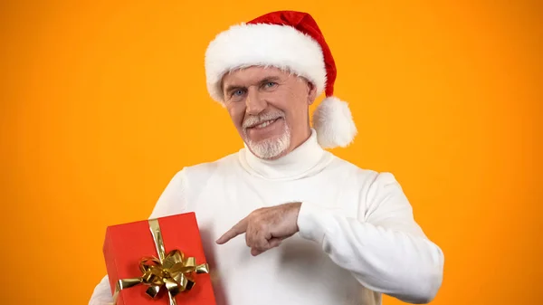 Sorrindo Masculino Aposentado Santa Claus Chapéu Apontando Dedo Para Caixa — Fotografia de Stock