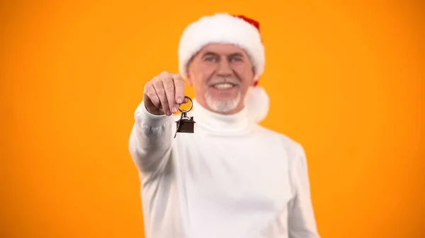 Podekscytowany Emerytowany Mężczyzna Santa Claus Kapelusz Pokazując Klucze Mieszkania Zakup — Zdjęcie stockowe