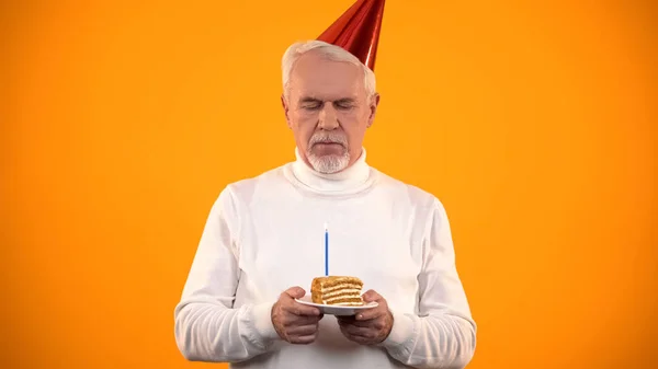 Molesto Hombre Solitario Mirando Pastel Cumpleaños Olvidado Por Los Familiares —  Fotos de Stock