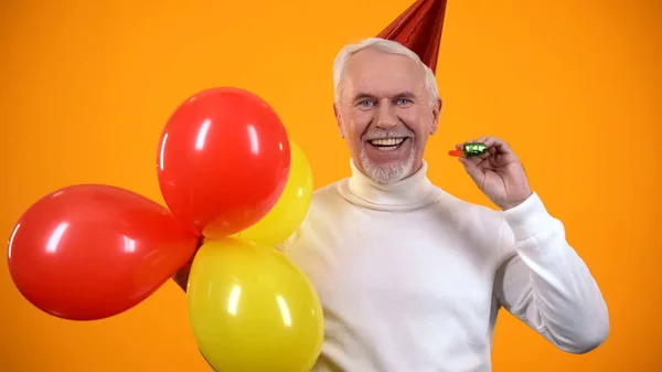 Pozitif Yaşlı Erkek Balonlar Parti Üfleyici Kamera Bakarak Eğlenceli — Stok fotoğraf