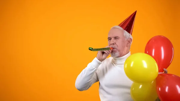 Alegre Hombre Mayor Con Globos Colores Utilizando Ventilador Fiesta Agencia — Foto de Stock