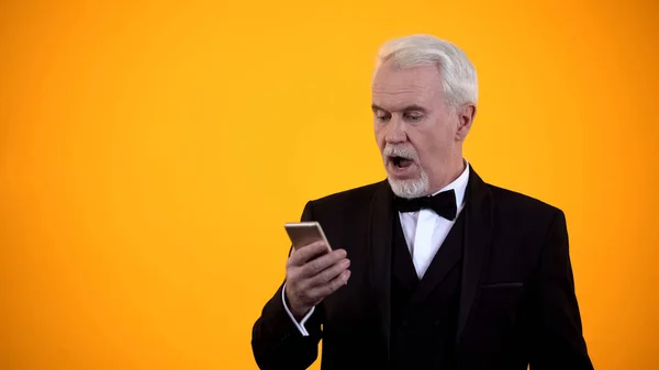 Verbaasd Man Pak Ontvangen Schokkend Nieuws Smartphone Gele Achtergrond — Stockfoto