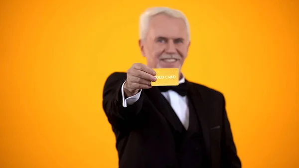 Rich Emerytowany Mężczyzna Kolorze Pokazując Złotą Kartę Kredytową Aparacie Klient — Zdjęcie stockowe