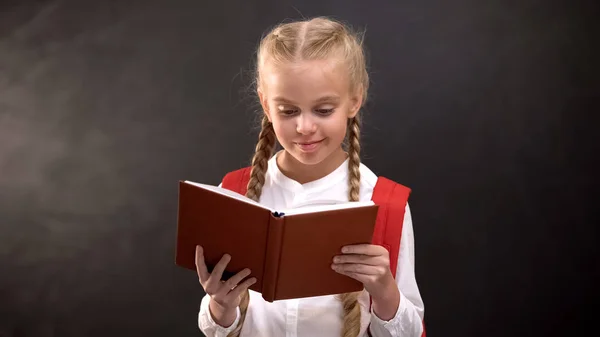 Lächelndes Mädchen Liest Buch Genießt Den Bildungsprozess Interessante Hausaufgaben — Stockfoto
