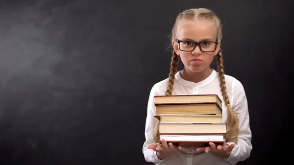 Kluges Schulmädchen Mit Brille Hält Bücherstapel Kaum Gegen Tafel — Stockfoto