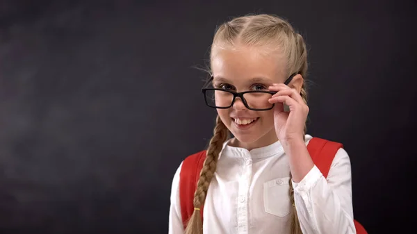 Allievo Giocoso Che Guarda Attraverso Occhiali Macchina Fotografica Amore Scuola — Foto Stock