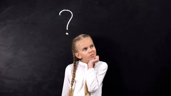 Pupil Thinking Answer Lack Knowledge Question Mark Blackboard — Stock Photo, Image