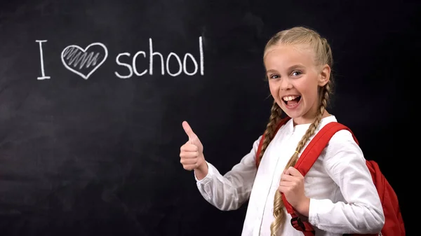 Ich Liebe Die Schule Der Tafel Lachendes Mädchen Zeigt Daumen — Stockfoto