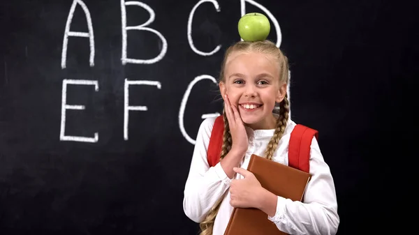 Pretty Schoolgirl Standing Blackboard Apple Head Brilliant Idea — Stock Photo, Image