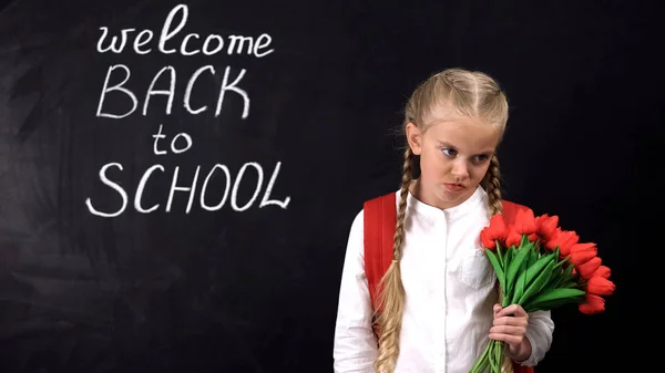 Bardzo Zdenerwowany Dziewczyna Tulipany Stoi Pobliżu Chalkboard Nie Chcąc Szkoły — Zdjęcie stockowe