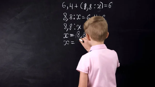 Chłopiec Pisanie Tablica Równanie Matematyczne Rozwiązywanie Ćwiczeń Reformy Edukacji — Zdjęcie stockowe