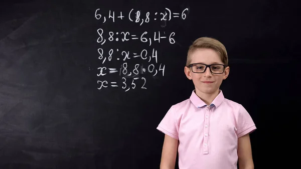 Lindo Colegial Nerd Gafas Pie Cerca Pizarra Ejercicio Matemáticas Educación — Foto de Stock