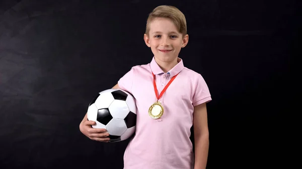 Хлопчик Ячем Медаллю Стоїть Біля Дошки Переможець Футбольних Змагань — стокове фото