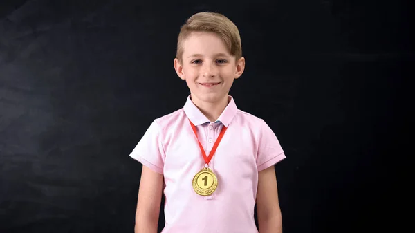 Menino Com Medalha Realização Proeminente Educação Vencendo Competição Esportiva — Fotografia de Stock