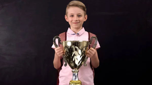 ボウル賞を保持する幸せな男子生徒 スポーツトーナメントで優勝 成功した子供 — ストック写真